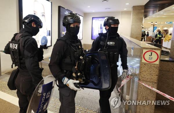 Members of the police's special operation unit enter the scene of a stabbing rampage at a department store adjacent to Seohyeon Station in Seongnam, just south of Seoul, on Aug. 3, 2023. (Yonhap)