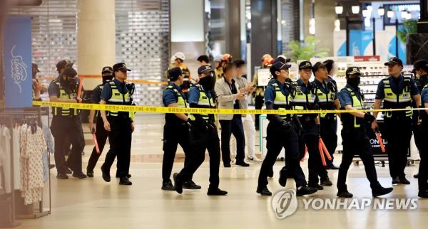 Police cordon off the scene of a stabbing rampage at a department store adjacent to Seohyeon Station in Seongnam, just south of Seoul, on Aug. 3, 2023. (Yonhap)