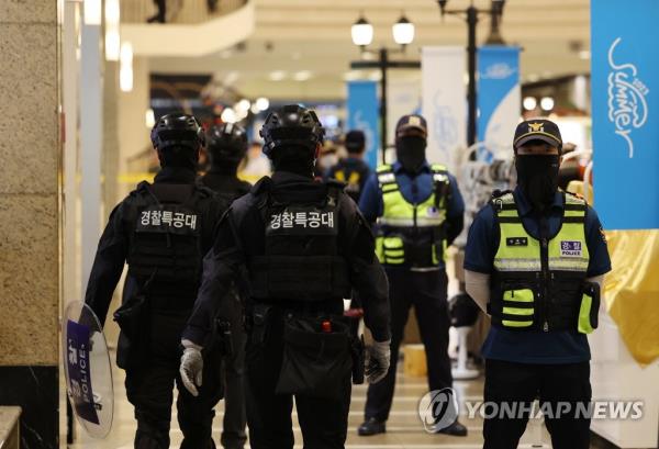 Police co<em></em>ntrol access to the scene of a stabbing rampage at a department store adjacent to Seohyeon Station in Seongnam, just south of Seoul, on Aug. 3, 2023. (Yonhap)