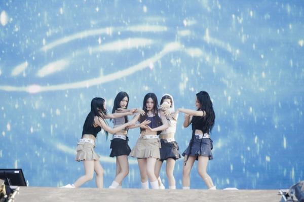 NewJeans让芝加哥Lollapalooza音乐节的7万名观众兴奋不已