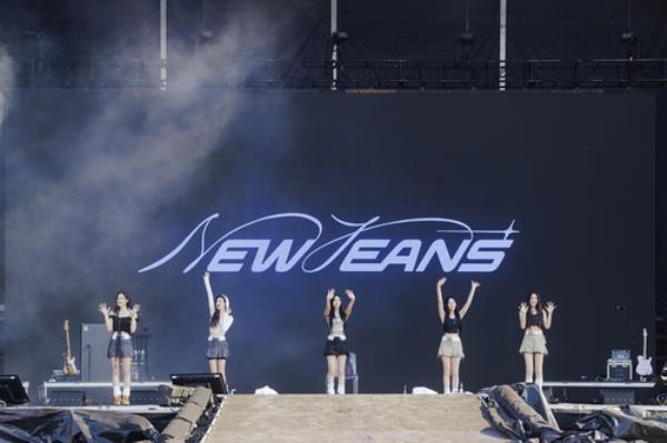 South Korean girl group NewJeans performs during the Lollapalooza Chicago that kicked off on Aug. 3, 2023 (U.S. local time), for a four-day run at the Grand Park in Chicago, Illinois, in this photo provided by ADOR. (PHOTO NOT FOR SALE) (Yonhap)