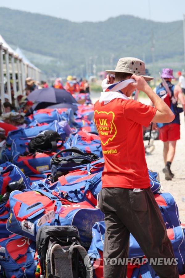 British Scouts prepare to leave the jamboree site in the Saemangeum reclamation area on the country's southwest coast due to a sweltering heat wave on Aug. 5. 2023. (Yonhap)