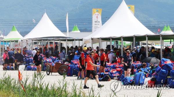British Scouts prepare to leave the jamboree site in the Saemangeum reclamation area on the country's southwest coast due to a sweltering heat wave on Aug. 5. 2023. (Yonhap)