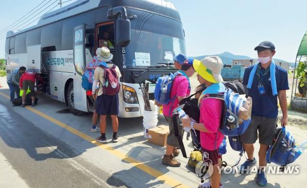 参加在韩国举行的联欢会的美国特遣队前往平泽美军基地