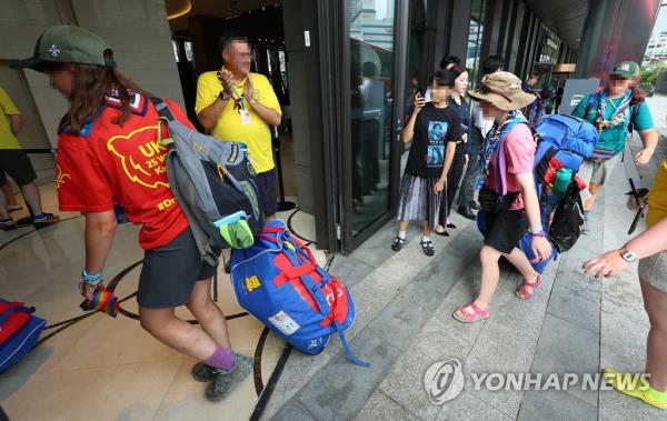 Members of the British scout co<em></em>ntingent to the World Scout Jamboree arrive at a Seoul hotel on Aug. 6, 2023, after leaving the campsite in the Saemangeum reclamation area on South Korea's southwest coast. (Yonhap)
