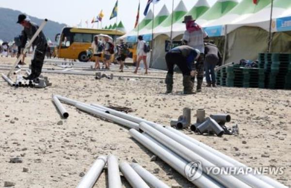 Sun shelters are dismantled at the World Scout Jamboree campground in Saemangeum, southwestern South Korea, on Aug. 7, 2023, ahead of an early departure of participants set to begin on Aug. 8. (Yonhap)