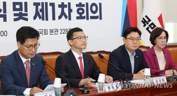 Professor Jung Woo-sung of Pohang University of Science and Technology (2nd from L) attends a meeting of the ruling People Power Party's special committee of science and technology at the Natio<em></em>nal Assembly in Seoul on Aug. 7, 2023. (Yonhap)