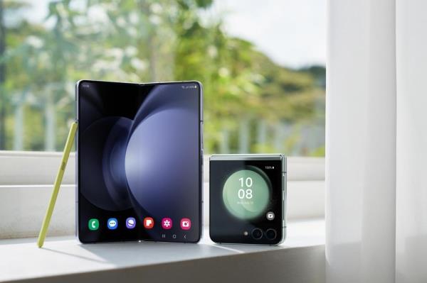 This file photo provided by Samsung Electro<em></em>nics Co. on July 26, 2023, shows the Galaxy Z Fold 5 and Z Flip 5. (PHOTO NOT FOR SALE) (Yonhap)
