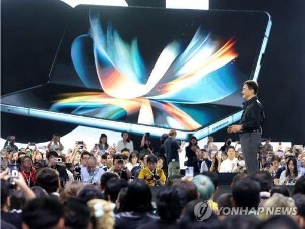 In this file photo, Roh Tae-moon (standing, R), president and head of the mobile division at Samsung Electro<em></em>nics Co., introduces the Galaxy Z Flip 5 and the Fold 5 during the Galaxy Unpacked event at the COEX exhibition center in Seoul on July 26, 2023. (Yonhap)