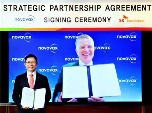 This photo, provided by SK bioscience Co., shows its CEO Ahn Jae-yong (L) and Novavax Inc. CEO John C. Jacobs posing for a photo after signing a strategic partnership agreement on Aug. 8, 2023. (PHOTO NOT FOR SALE) (Yonhap)