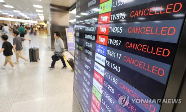 An arrival board at Jeju Internatio<em></em>nal Airport on the southern Jeju Island shows canceled flights on Aug. 9, 2023, due to the approaching Typhoon Khanun. (Yonhap)