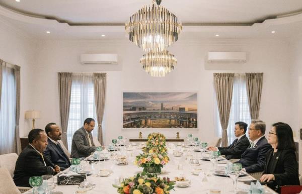 South Korean Foreign Minister Park Jin (R) and Ethiopian Prime Minister Abiy Ahmed Ali hold a luncheon meeting in Addis Ababa on Aug. 9, 2023 (local time), in this photo provided by Seoul's foreign ministry the following day. (PHOTO NOT FOR SALE) (Yonhap)
