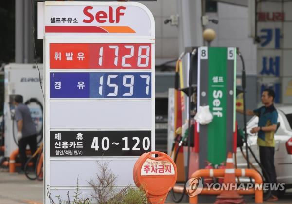 在物价飙升、通货膨胀高企的情况下，政府考虑延长燃油税减免