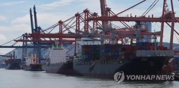 Co<em></em>ntainers for exports and im<em></em>ports are stacked at a pier in South Korea's largest port city of Busan, 320 kilometers southeast of Seoul, on July 25, 2023. (Yonhap)