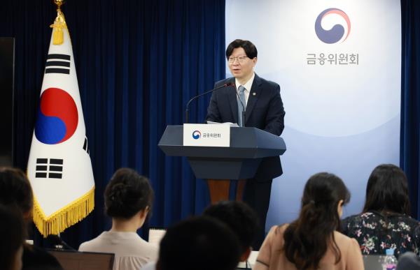 继续完善资本市场，稳定金融