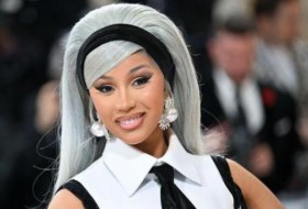 Cardi B在演唱会现场扔出的麦克风拍出天价