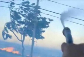 视频显示，毛伊岛的大火可能是由于电线倒塌引起的