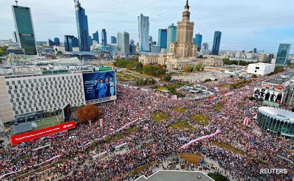 Poland Opposition Hopes For 'Breakthrough' As Anti-Government Rally Draws Thousands