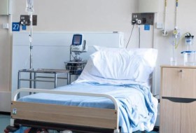 英国护士用手套绑住锡克教男子的胡子，把他留在尿里:报道