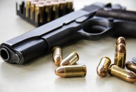 11岁男孩在橄榄球场上用母亲的枪射击美国青少年