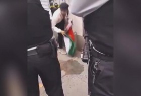 “有些人反印度只是为了酷”:英国学生捡起掉落的国旗