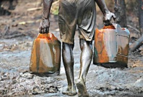 非法炼油厂和油轮爆炸造成285人死亡