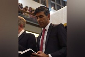 “支持哈马斯的人……”: Rishi Sunak在英国犹太教堂的以色列祈祷