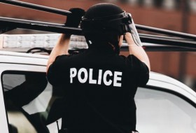 美国11名学生因校园斗殴被捕:“教孩子尊重老师”
