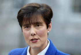 部长表示，在师资短缺的情况下，她愿意考虑缩短教师培训时间
