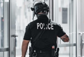 一名男子试图用“约翰尼·耶茨不住在这里”的牌子误导警察