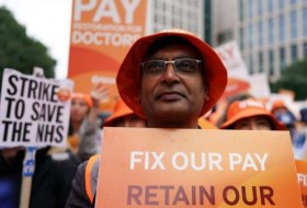 医生罢工:英国国家医疗服务体系(NHS)警告称，罢工推迟了癌症、心脏病患者和紧急剖腹产手术的时间