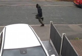令人不寒而栗的闭路电视画面显示了罗南·神田杀手袭击的瞬间