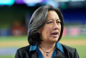 美国职业棒球大联盟(MLB)首位女总经理金·吴(音)在迈阿密马林鱼队第3个赛季进入季后赛后，将离开球队