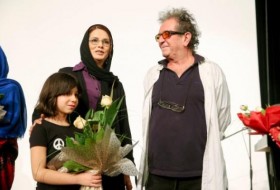 导演达里什·梅尔朱伊(Dariush Mehrjui)， 83岁，被发现在家中被刺伤死亡