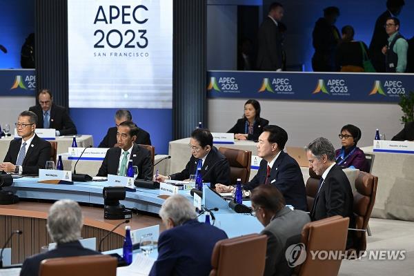 South Korean President Yoon Suk Yeol attends the APEC leaders' retreat at the Moscone Center in San Francisco on Nov. 17, 2023. (Pool photo) (Yonhap)