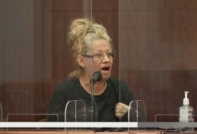 德克萨斯州的母亲安娜·马查达在休斯顿法庭上袭击了杀害她女儿的凶手弗兰克·德里昂