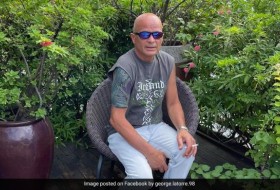 一名男子起诉美国航空公司，因为机组人员将热咖啡洒在他身上，损坏了他的纹身