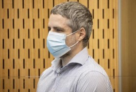 克赖斯特彻奇男子马修·艾略特因强奸未成年少女被判入狱——在两次审判中，他否认自己的罪行之前，他曾“多次”道歉