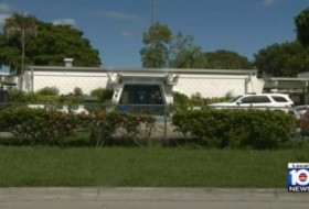 老师“把一个扔纸的幼儿园小朋友摔在地上”b| US News